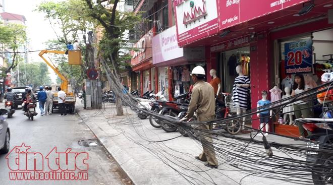 Thanh thải cáp tại phố Đội Cấn, trả lại vẻ phong quang cho tuyến phố ảnh 4